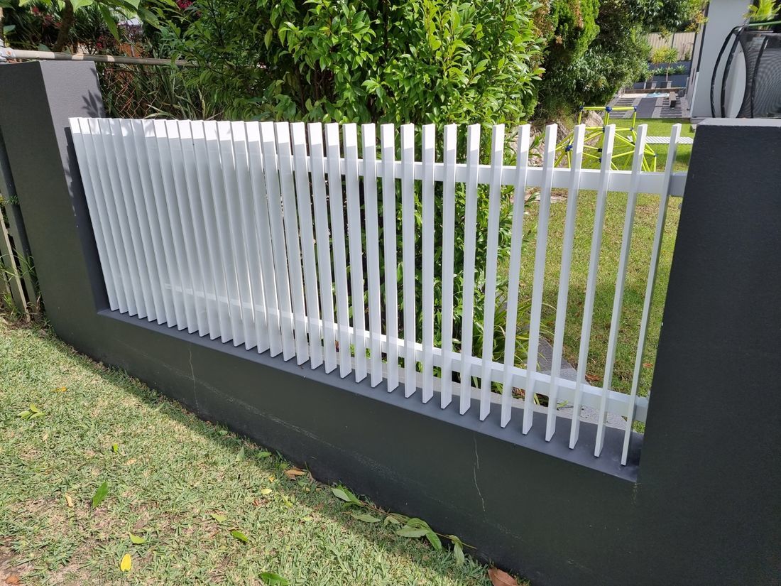 White custom aluminium blade fencing